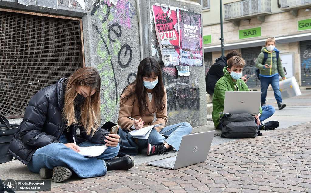 درس خواندن دانش آموزان کنار خیابان +عکس
